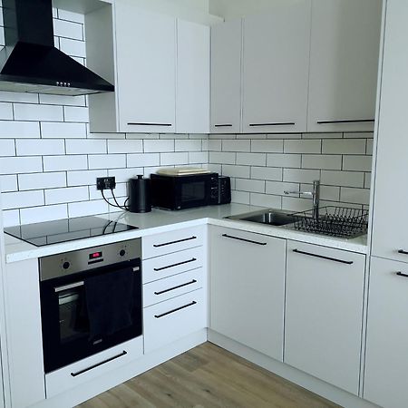 Stunning Modern Apartment Sleeps 4 - 6 Min Walk From Golden Beaches-Free Parking Μπόρνμουθ Εξωτερικό φωτογραφία