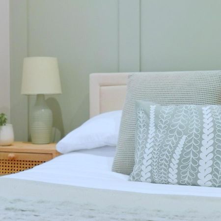 Stunning Modern Apartment Sleeps 4 - 6 Min Walk From Golden Beaches-Free Parking Μπόρνμουθ Εξωτερικό φωτογραφία