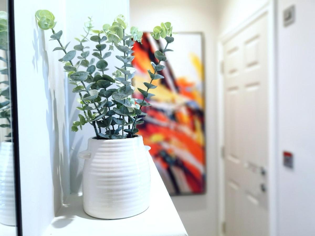 Stunning Modern Apartment Sleeps 4 - 6 Min Walk From Golden Beaches-Free Parking Μπόρνμουθ Εξωτερικό φωτογραφία
