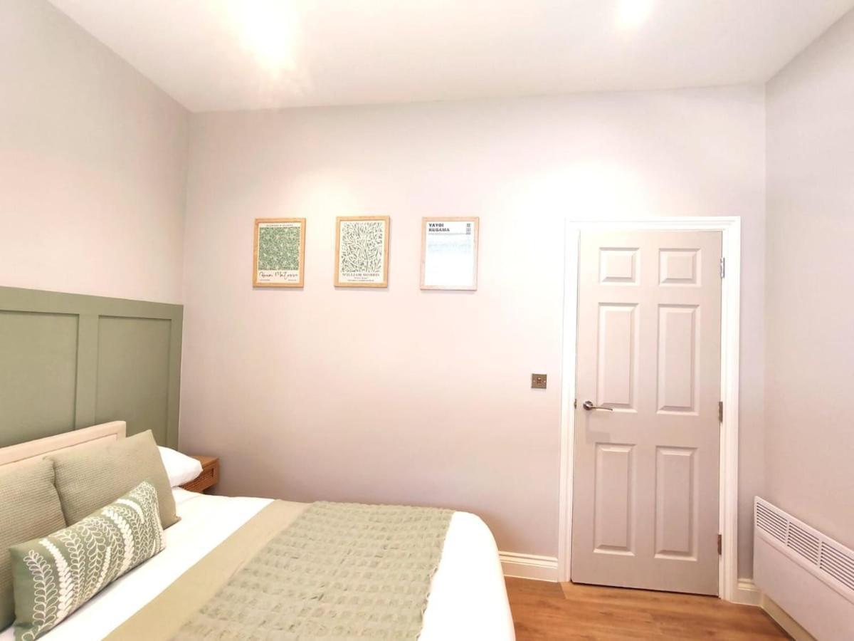 Stunning Modern Apartment Sleeps 4 - 6 Min Walk From Golden Beaches-Free Parking Μπόρνμουθ Εξωτερικό φωτογραφία